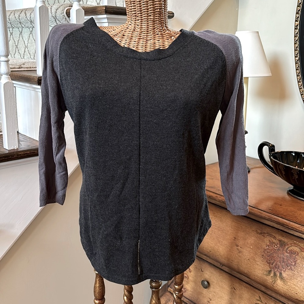 Cute knit top from Nordstrom. Gray 2- tone. 3/4 sleeves.